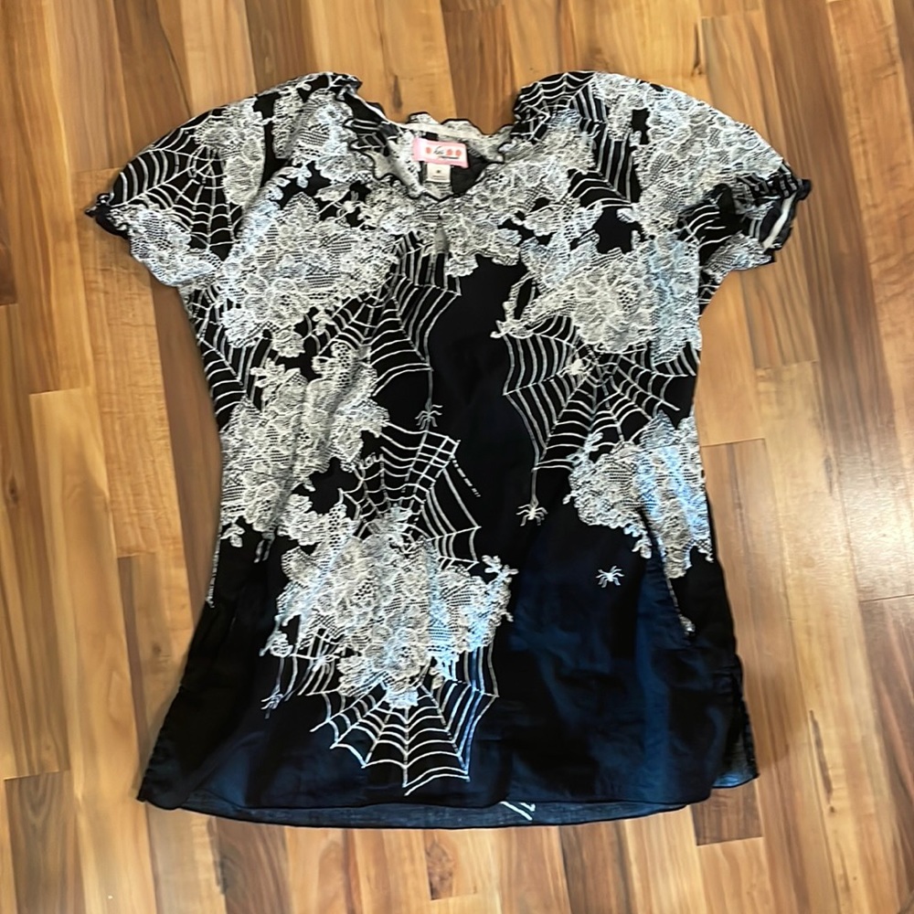 Spiderweb Halloween Scrub top women’s medium Koi